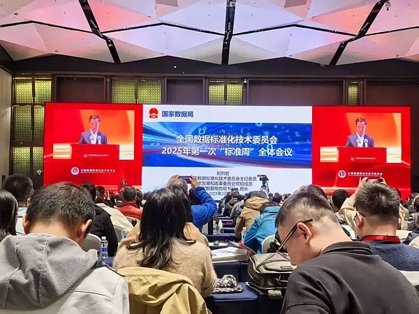 市场风暴前夕：黄金与比特币为何成为投资者最后的港湾？