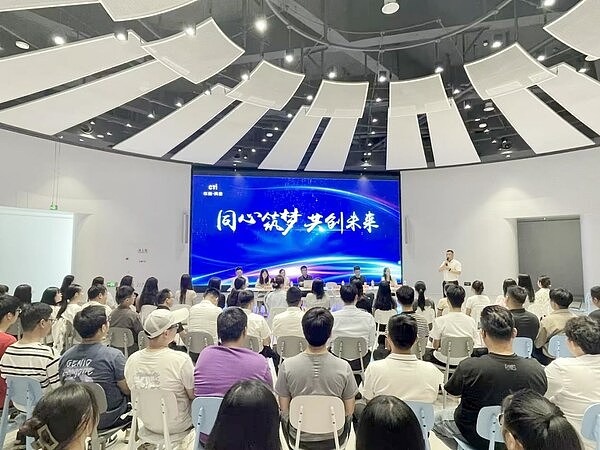 加密市场的狂欢背后：我们是否正站在悬崖边缘？